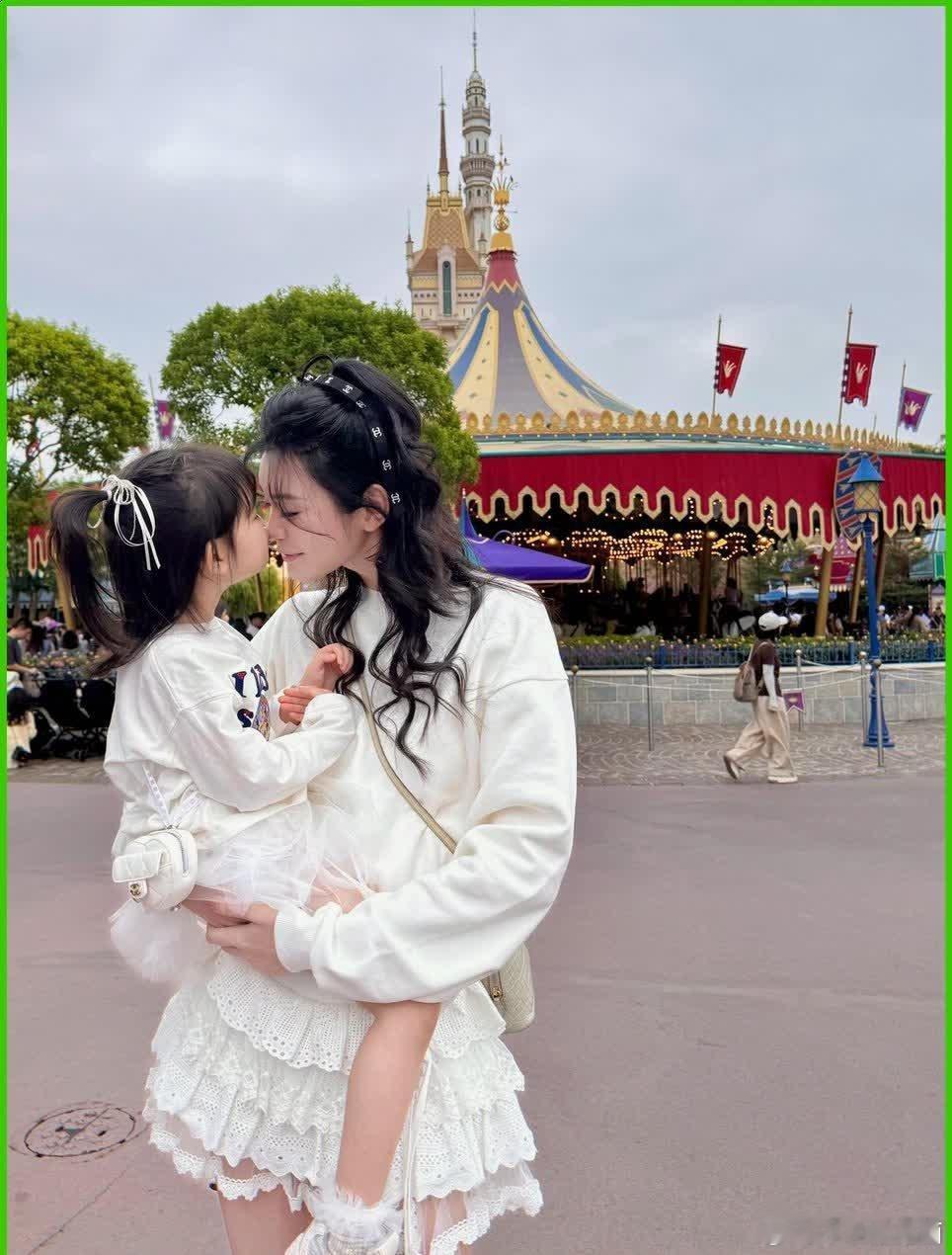 36岁的奚梦瑶身穿一袭白裙，幸福地晒出了她与女儿的甜蜜合影。网友们纷纷惊叹：这实