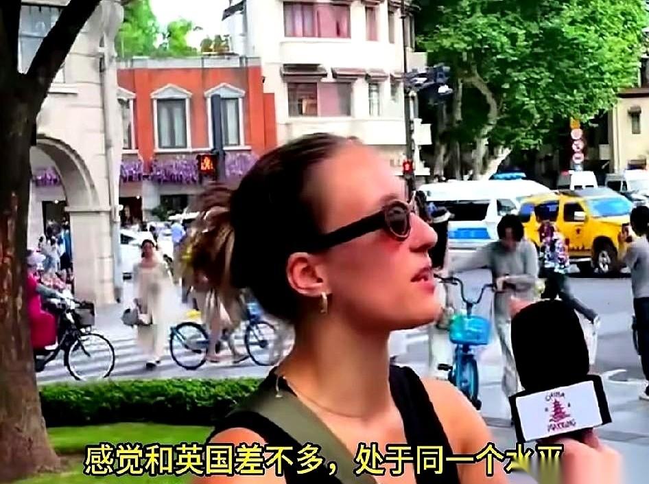 不少外国游客初次到访上海巨型地铁枢纽后，会在社交平台分享不一样的感受。有海外游客