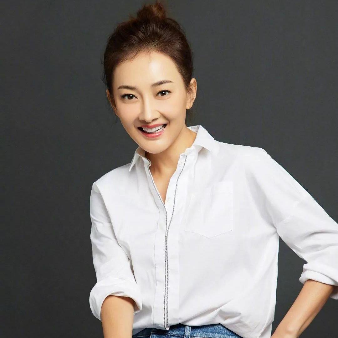 演员牛莉说：“我每次和老公吵架，都特别的委屈和生气，我说你为什么不能让着我呢？你