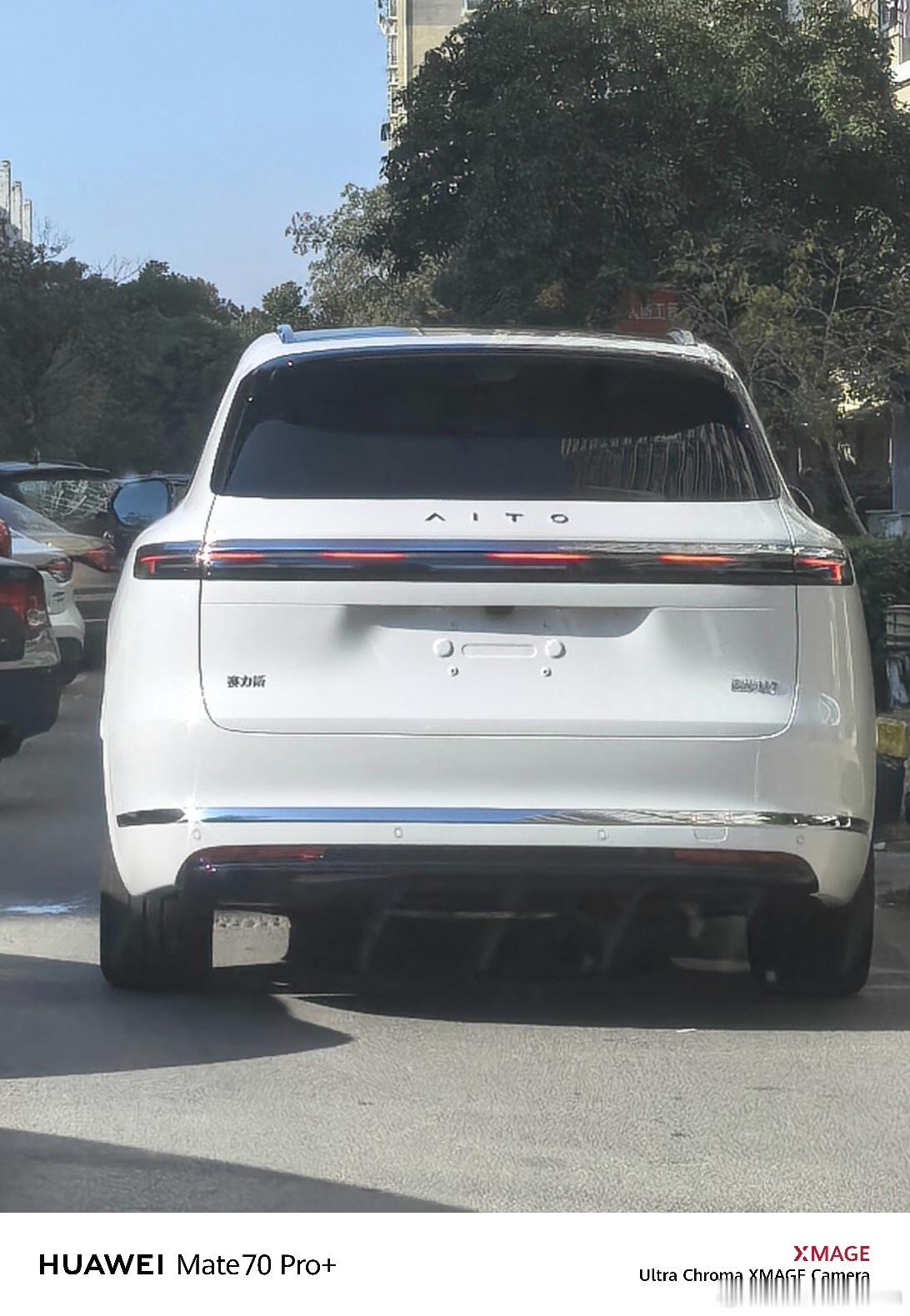 倒是第一次看到白色的M7实车，发现也很好看啊问界m7