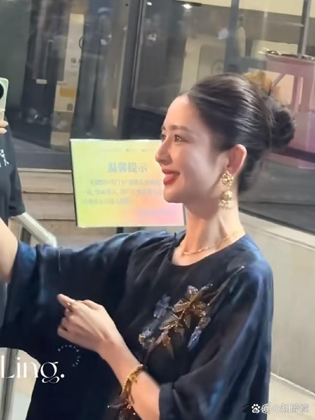 佟丽娅穿这身香云纱真的好漂亮~​