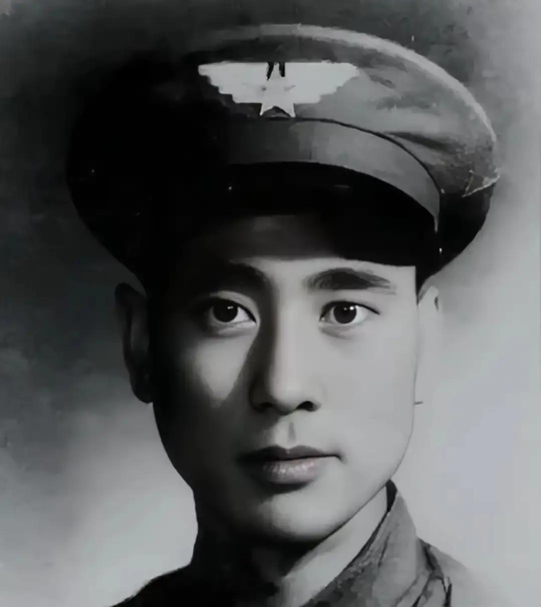1949年2月，一架飞机在解放区坠落，当解放军赶到时，飞行员指着舱门说：“这里面