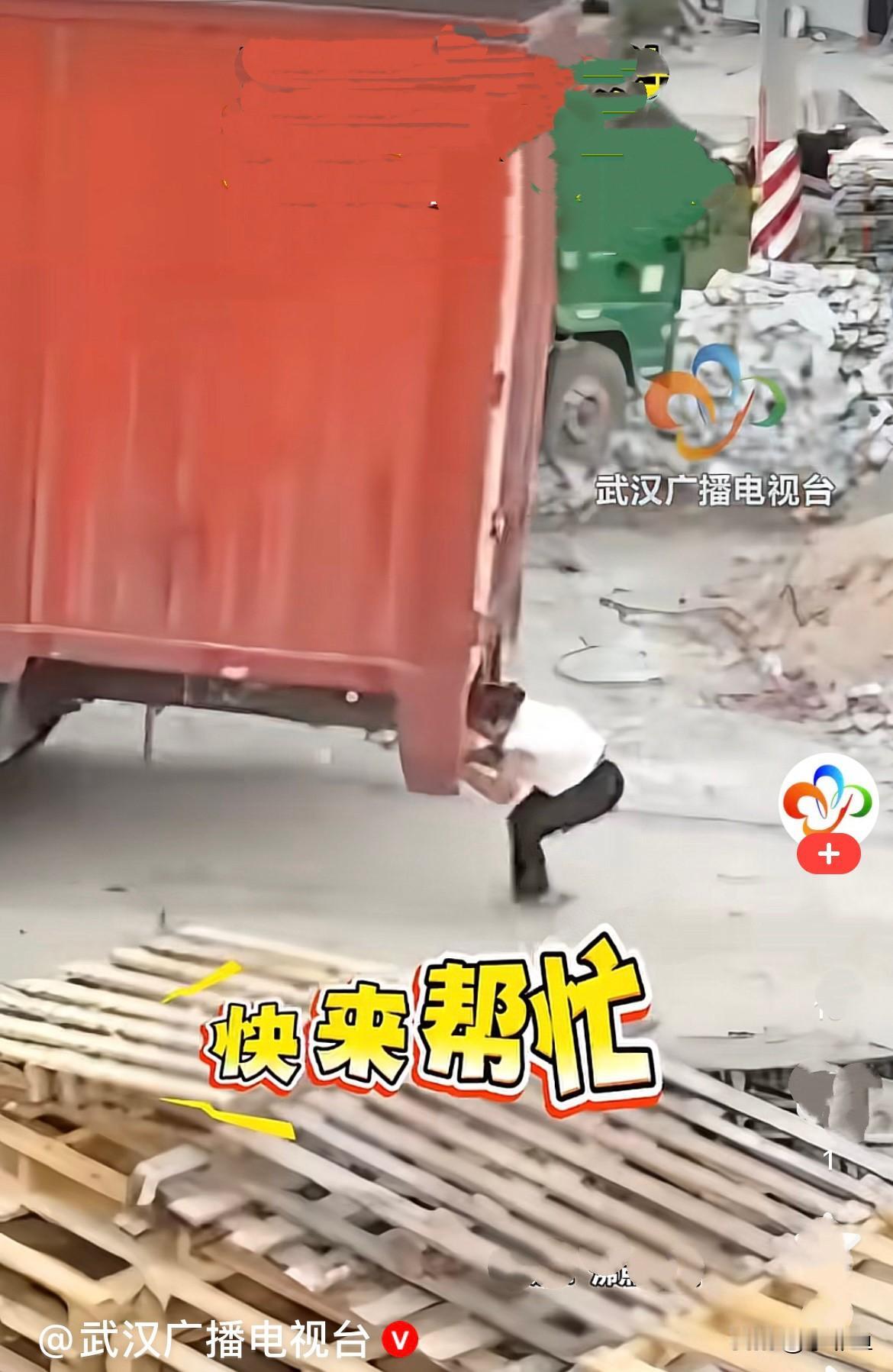 近日，广东汕头一名女大货车司机开车进仓库准备装运木材，结果司机下车只顾玩手机，粗
