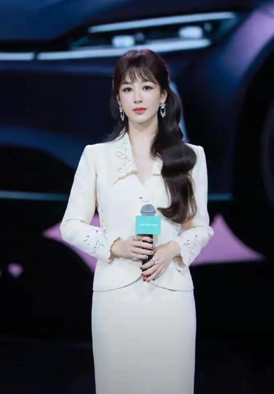 杨紫化身品牌形象大使，美拍来袭惊艳全场！镜头里的她，一袭简约而不失高雅的礼服勾勒