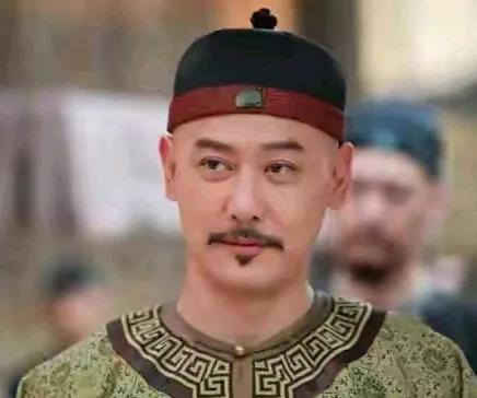 这气质真的是太绝了，让你看到的眼前这位真的就是皇帝的形象，那种帝王般的气质让他呈