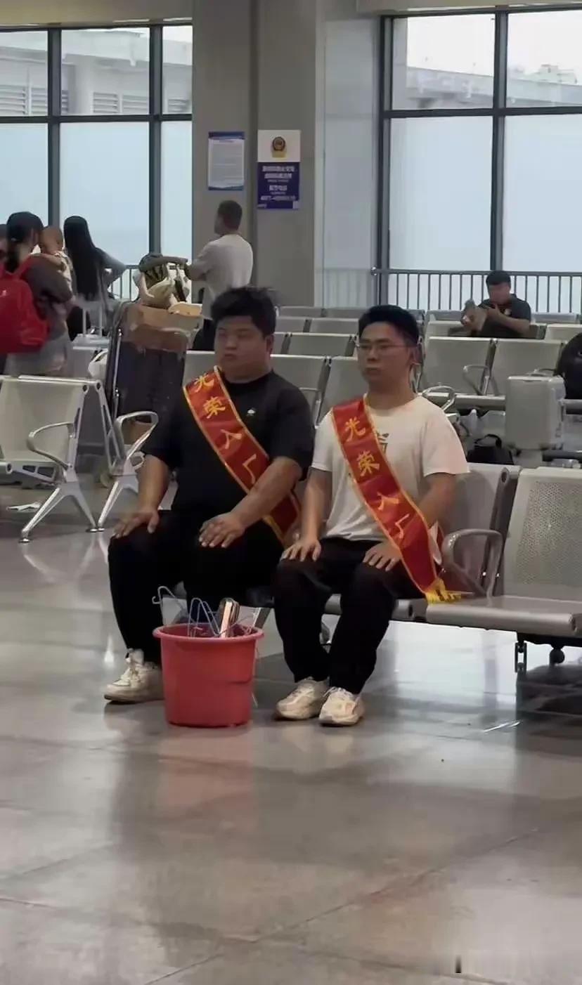 熙熙攘攘，不过为了养家糊口而已，别太当真了。
