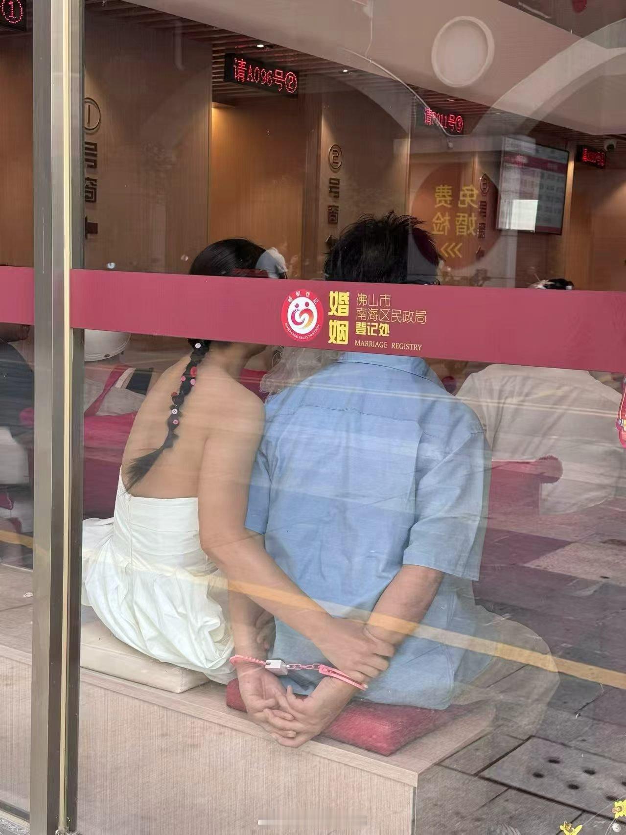 领个证，还要带个手铐？暗示婚姻就是枷锁？