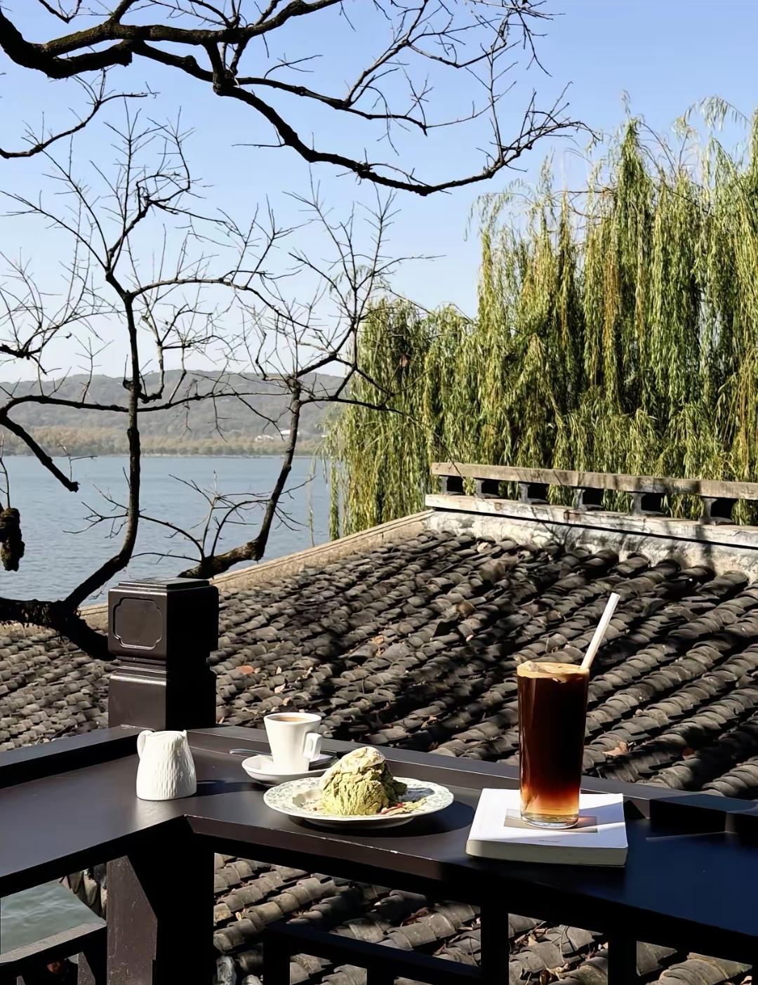 我认识一位好姐妹，手头攒了百十来万闲钱，钱就躺在银行定存，雷打不动。我们都替她