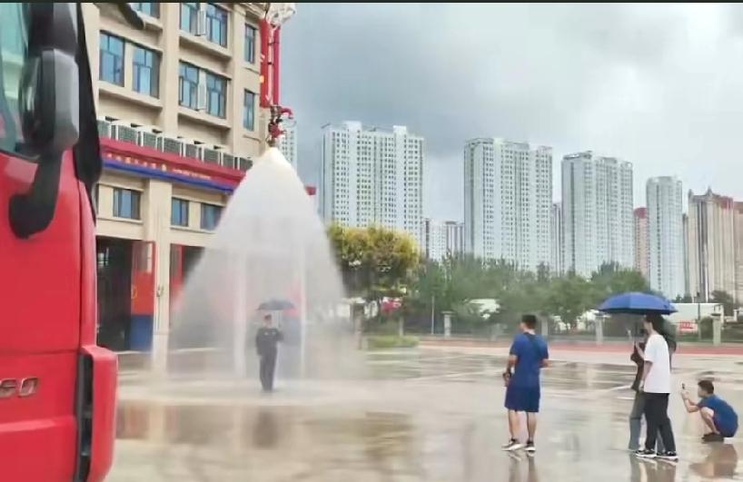 不是说制造一点烂漫的雨吗？消防车里的哥们儿笑容满面的握着遥控器！话说在战场上以
