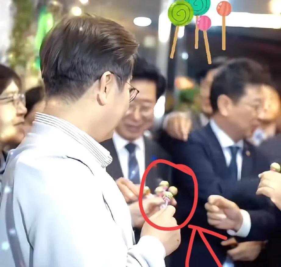 看李在明的发棒棒糖时，美女发言人安贵玲的眼神就明白，为什么李在明不选一个参与过