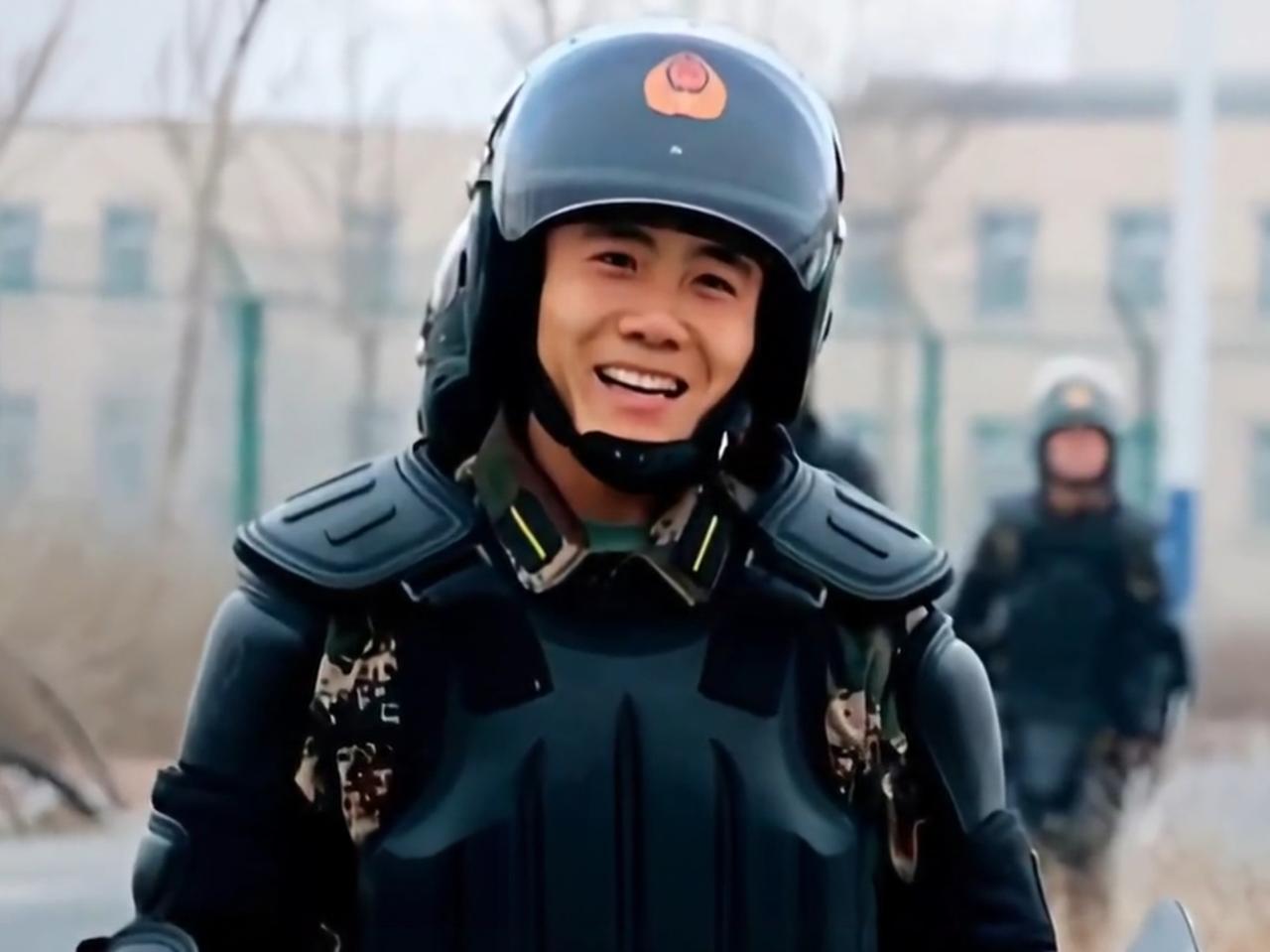 “国家白费心血培养了他5年。”2008年，武警济南支队刚参加工作一个月的大学生，