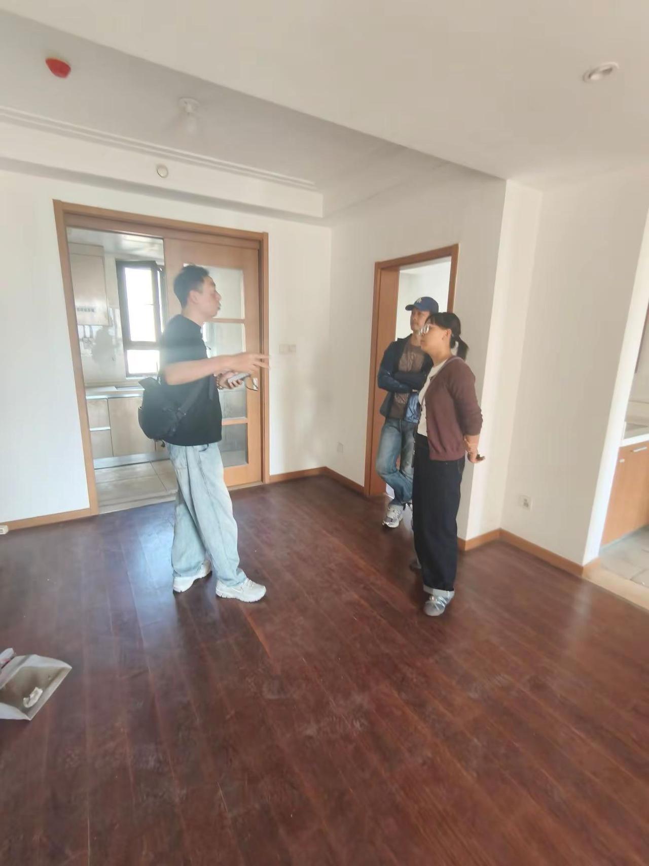 现场沟通设计方案，很多人不愿意买毛坯房很大程度上不愿意去花精力装修，因为装修耗时