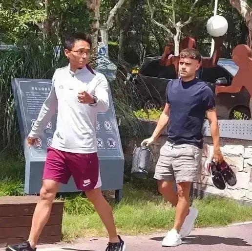 海港新援奥斯卡.梅伦多到队已经开始进行训练，那么他将取代谁成为球队新的攻击手呢？