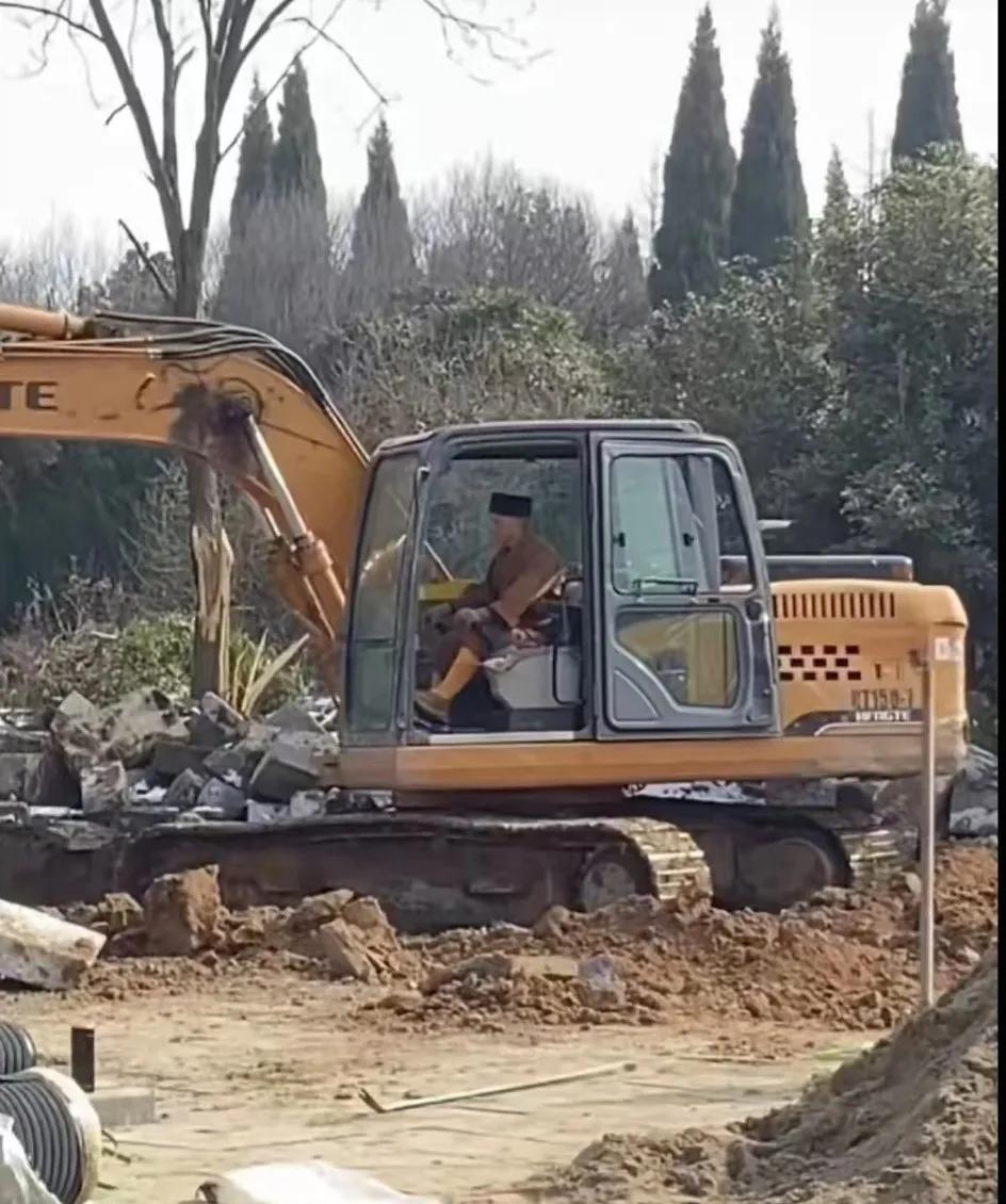 果然寺庙不养闲人，白马寺住持竟然开挖掘机在日头下辛苦劳作，这在少林寺想都不敢想，