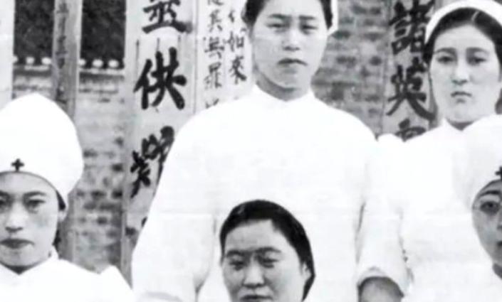 1946年除夕夜，一群女护士以“喂药”为名，将毒药送进解放军伤员口中。凌晨时分，