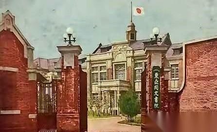 一百多年前，甲午海战刚落幕，日本人干了一件极其反常的事：他们没派人去刺探兵工厂的