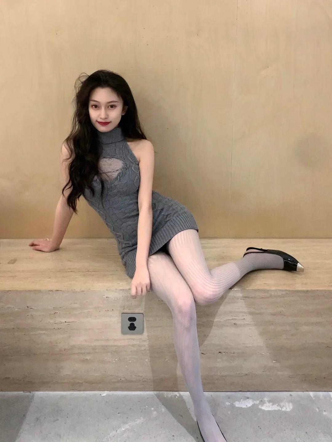 性格恬静的兼职模特小姐姐，双眸是藏着静流的晶露盏，瞳仁沉如浸过晨雾的墨珠，眼波流