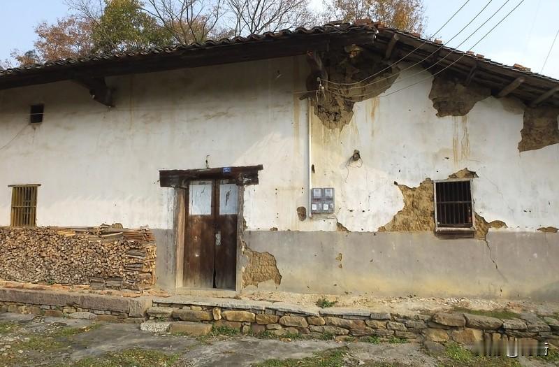 昨晚梦到自己杀了人还计划藏尸体，这梦可太惊悚了。醒来后心里还有点发慌，或许真是压