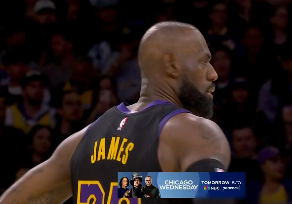 杜兰特赛后说输在三分，可詹姆斯隔着他扣篮时他在想什么？第三节，老詹直接一步过