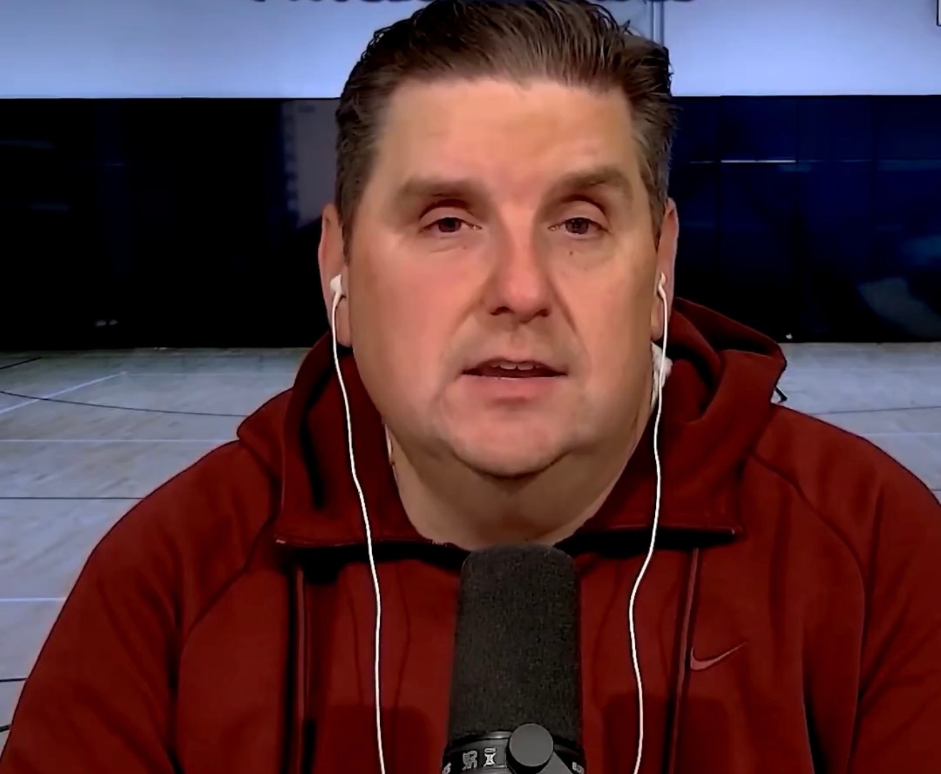 NBA记者文霍斯特谈到詹姆斯下赛季的归属：“我认为他要么继续留在湖人，要么回到骑