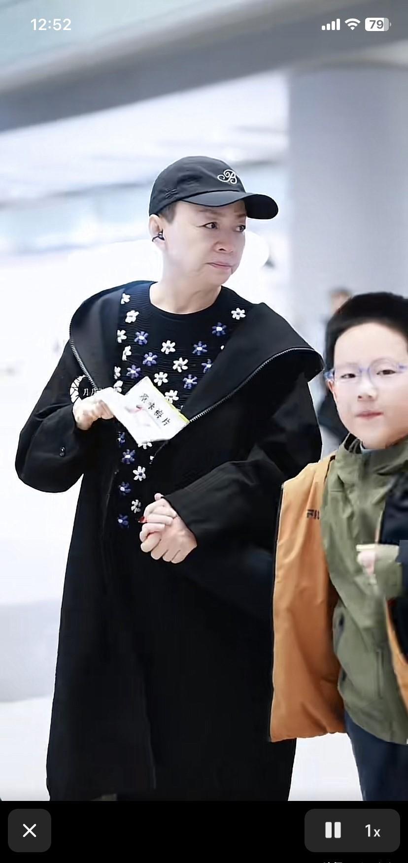 宋丹丹在机场尖叫蹦跳，像个孩子。不是因为获奖，是7岁孙子给她做了盏草莓灯。她