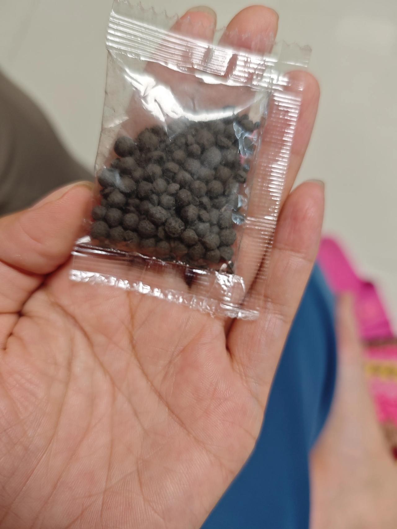 商家，请你告诉我，你发的是什么？婆婆四处寻找小姑子代取的快递，始终没有找到，喊