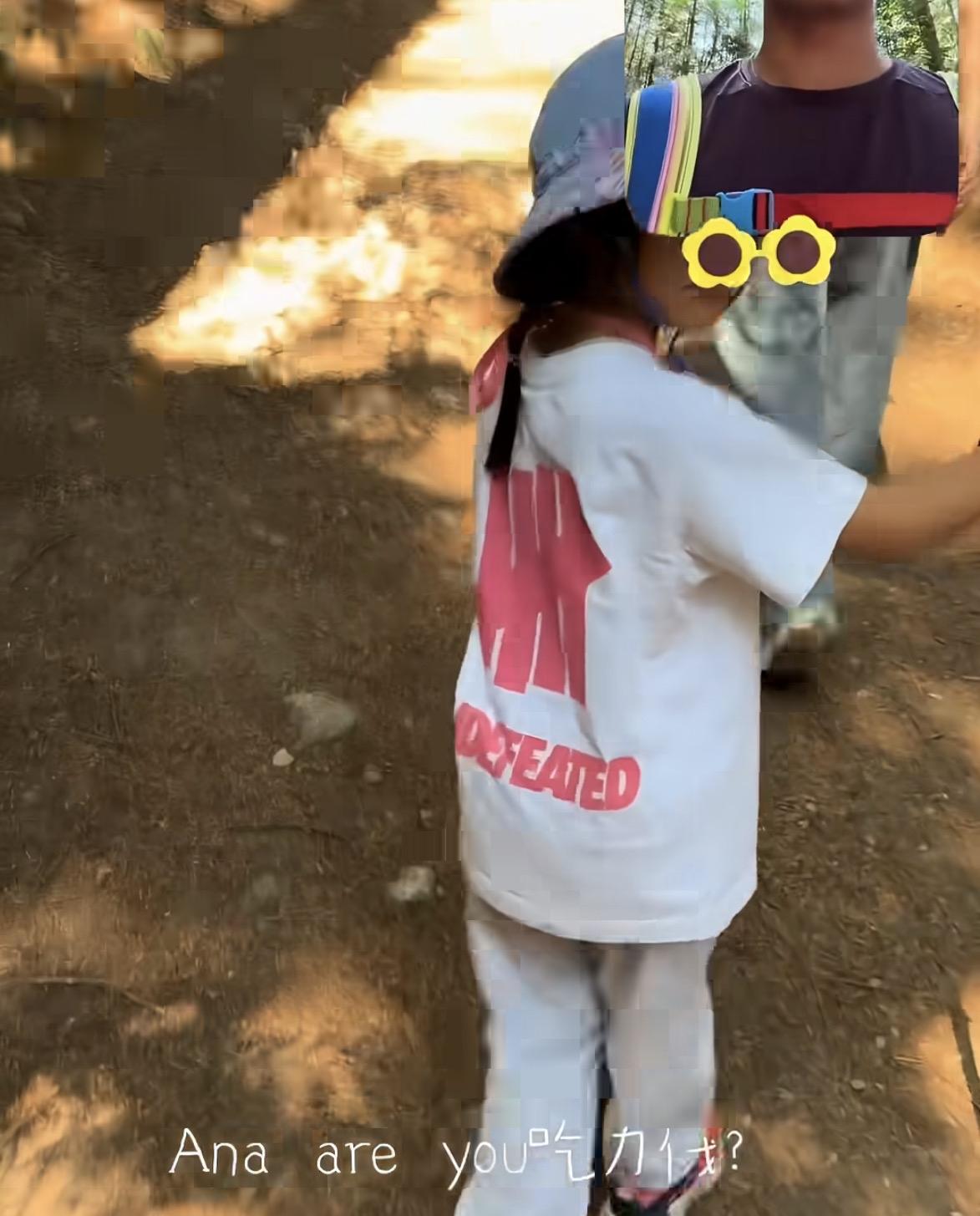 场景：山道徒步，郑恺喘着气回头，女儿Ana攥着小水壶跟在后面，树叶哗啦响。
