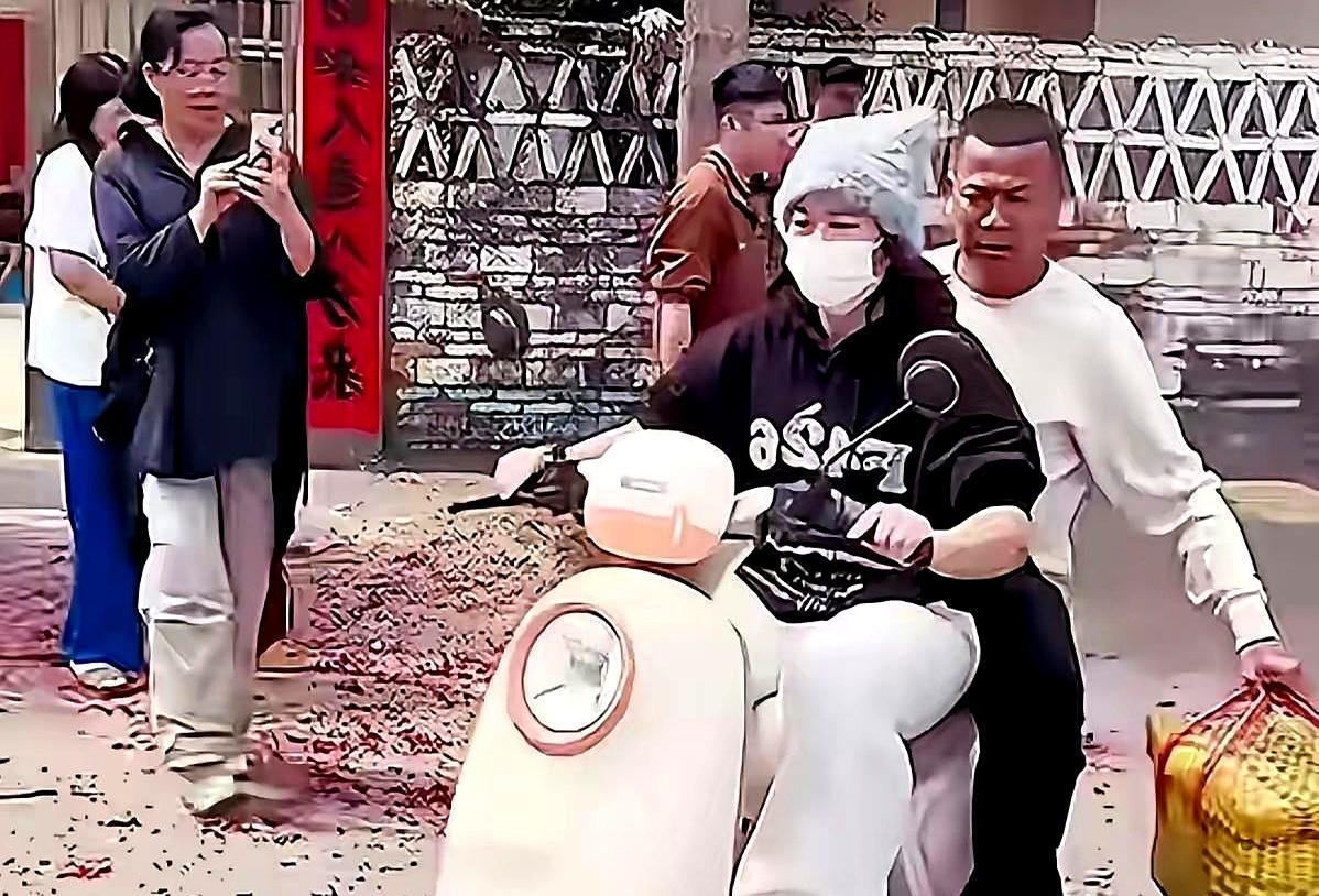 全红婵被曝长期离队，春节骑电驴带她爸出门，她妈一句话直接让人破防。大年初一