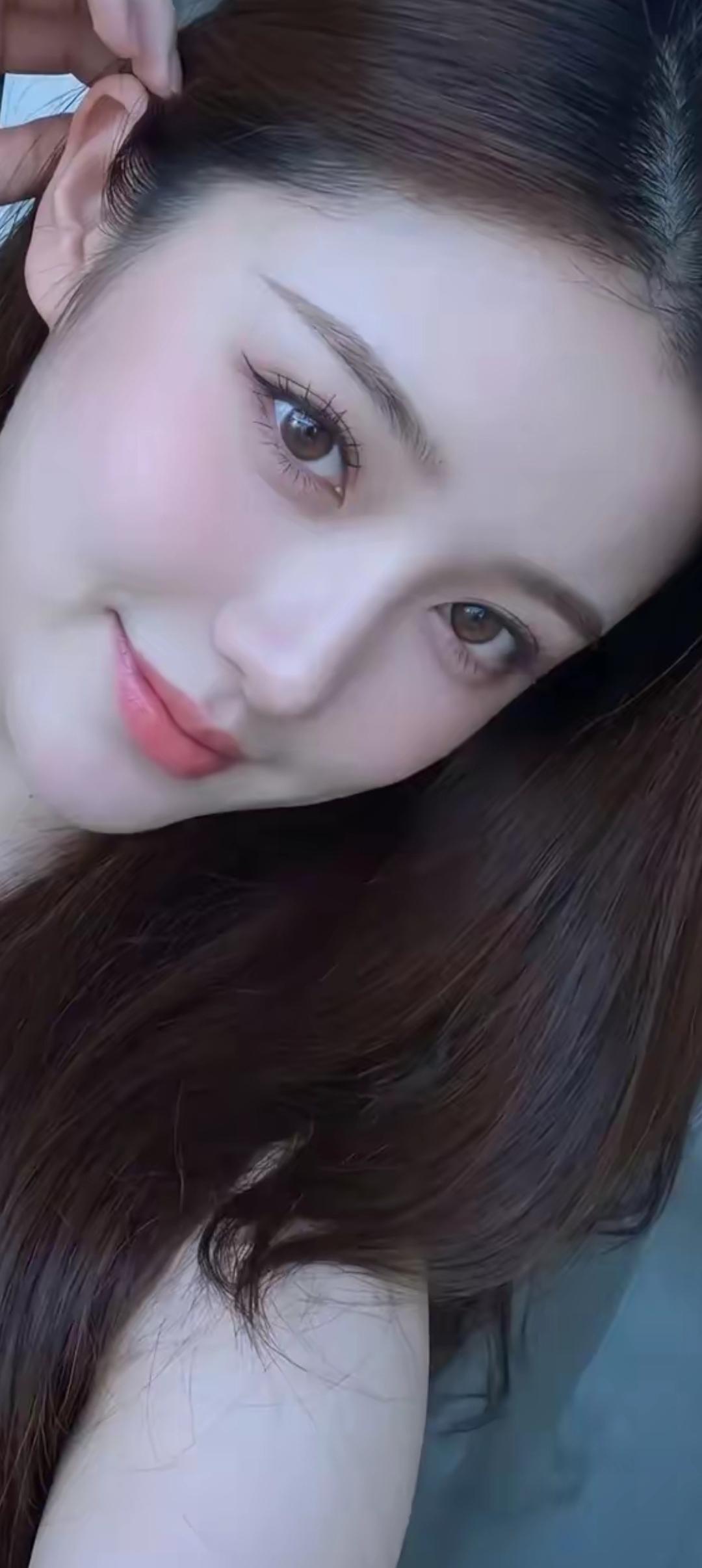 温柔微笑，长发飘逸，元气满满的一天！🌞💕