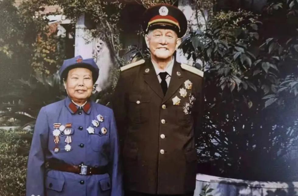 1951年，洪学智妻子寻女无果，到老乡家歇脚，不经意的交谈间，妇人突然惊呼：“是