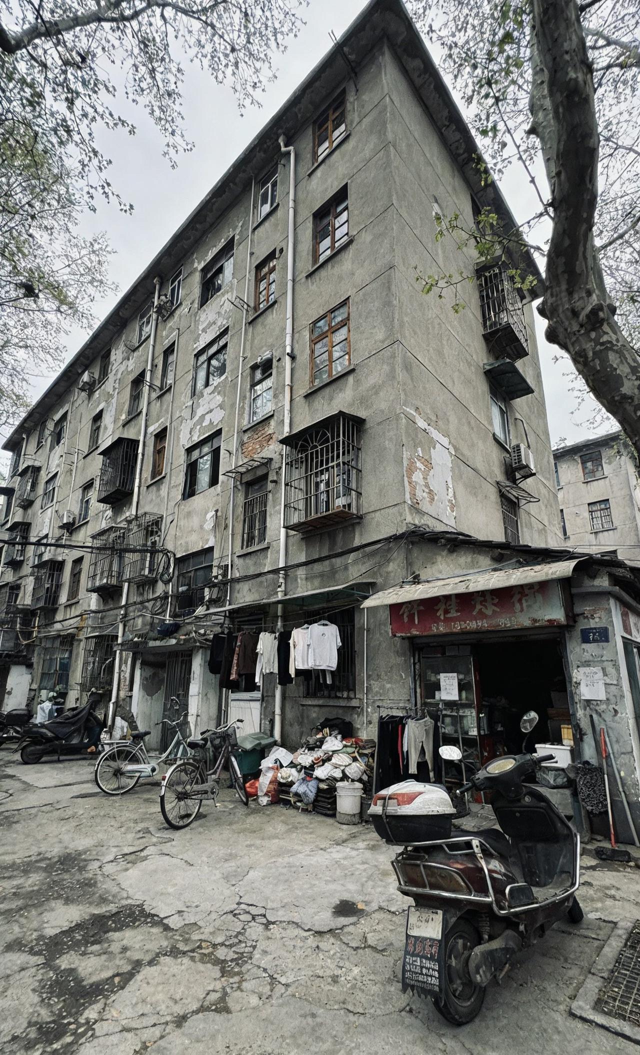 在上海待久了才发现，老破小和老破小，差别真的太大了。同样是老房子，有的降价很久