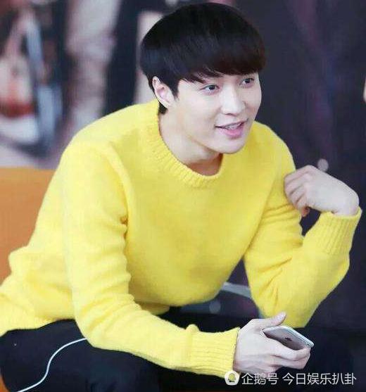 热点话题:王俊凯 张艺兴撞衫黄色毛衣, 一个帅气