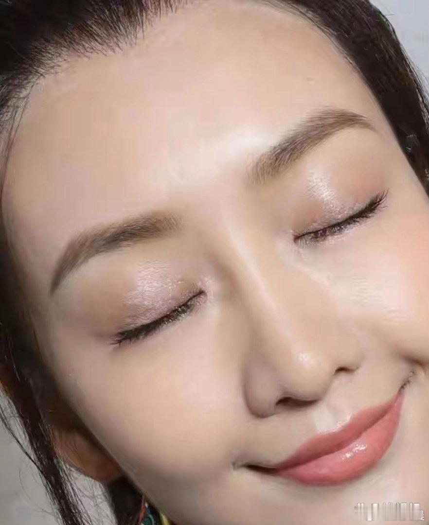 王鸥高清怼脸镜头颜值绝了！明艳大方气质出众，精致面容氛围感拉满，绝美颜值直击心底