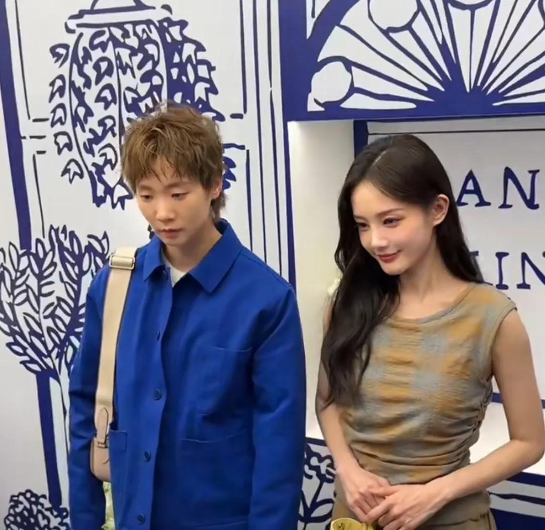最近王曼昱有点儿忙。频繁亮相品牌活动。曼昱不是艺人，不会搔首弄姿，做不到游刃