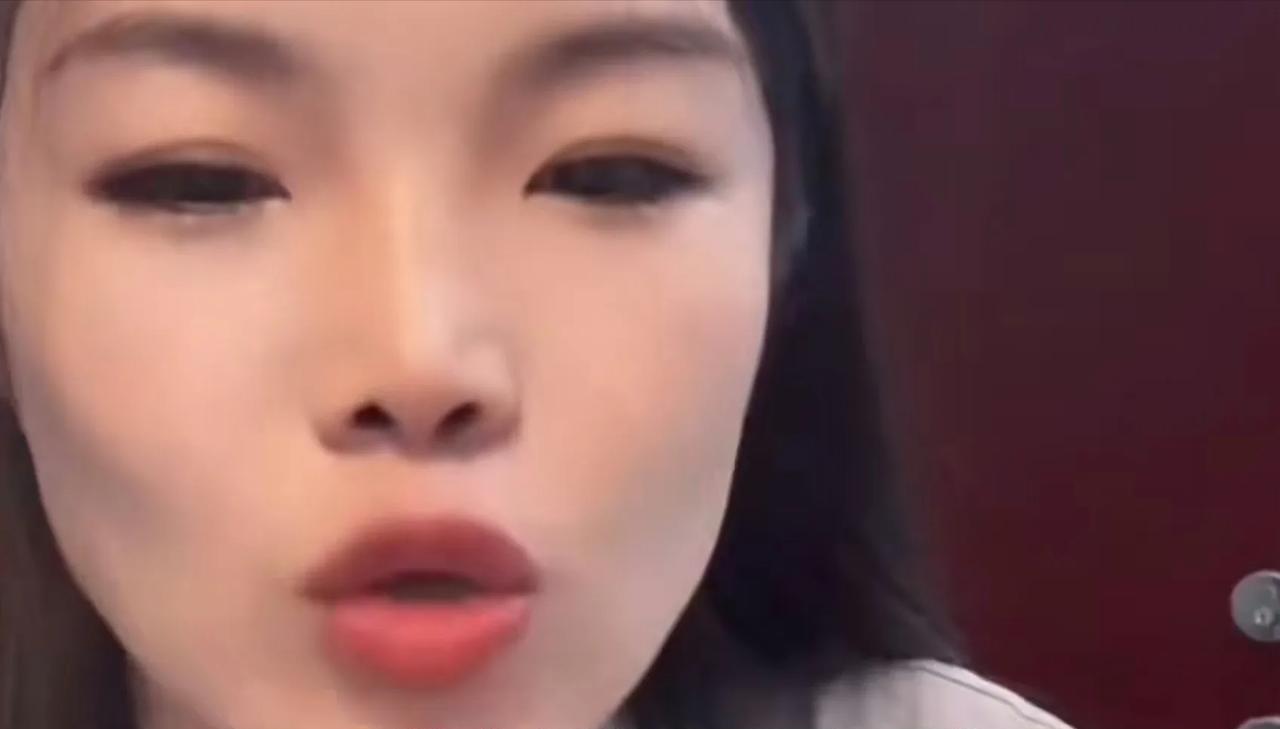 高兴社售票员让嫂也是可以的，因为孟鹤堂的粉丝怼她了，所以她要各种编排郭德纲，这勉