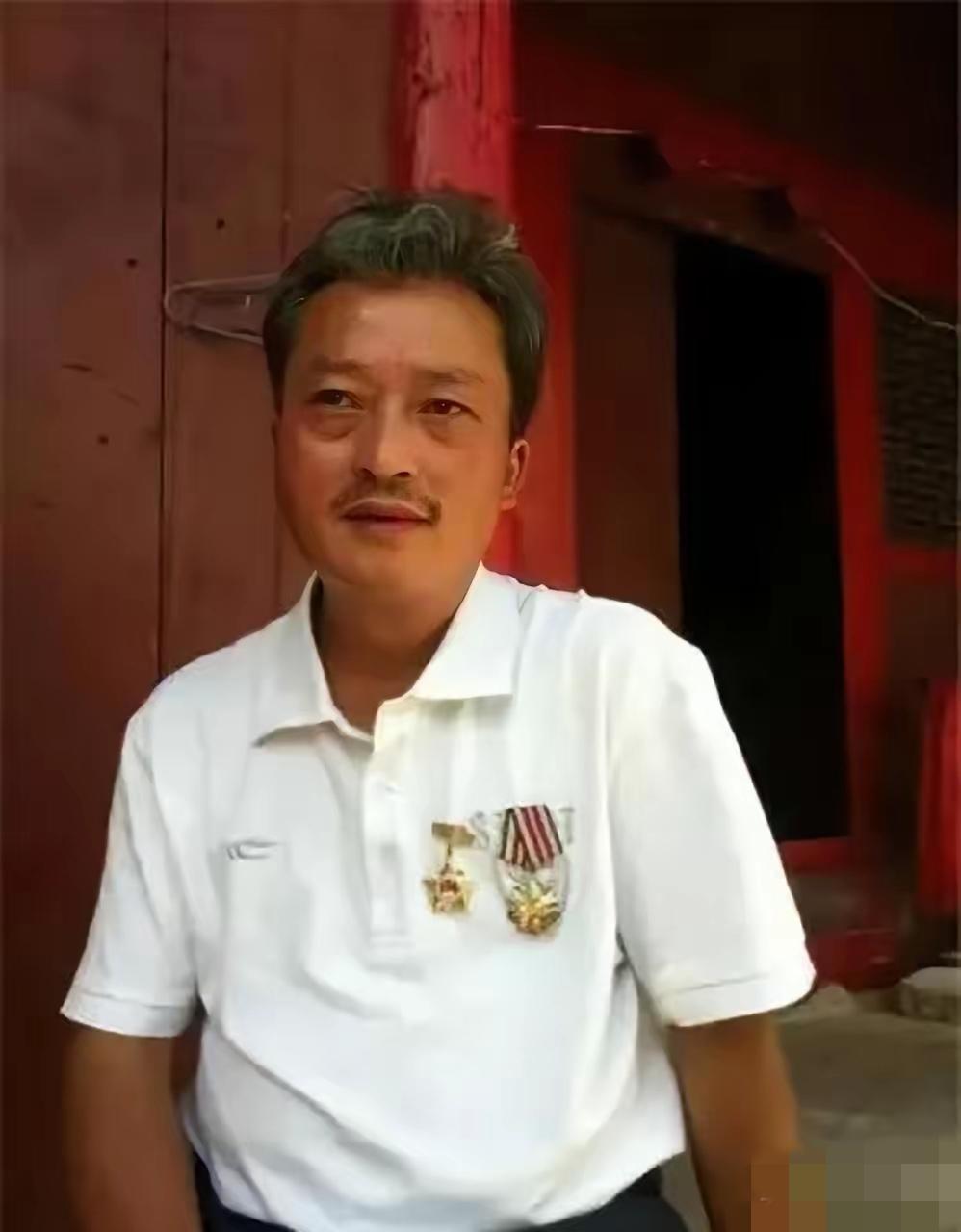 1984年老山战役，班长罗仕忠率先冲上主峰插旗，重伤昏迷后被判定牺牲，照片传遍全