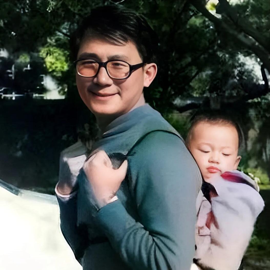 这个斯文的男子，竟然是美国CIA间谍，曾为美国中情局当了20年的秘密特工，他就是