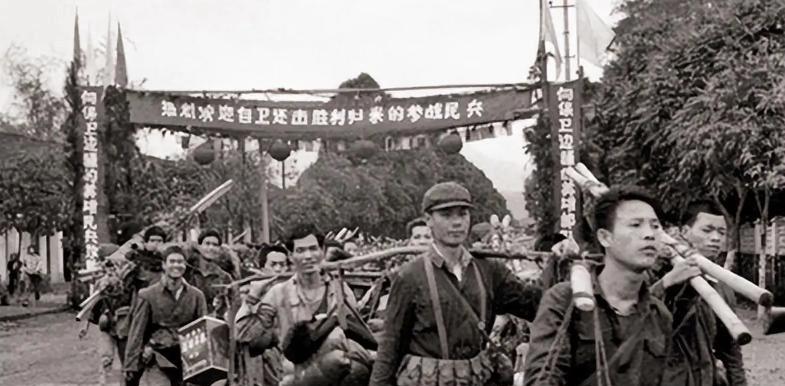 1979年，对越自卫反击战中，有个越南村长主动给解放军带路，路上，我军排长担心有