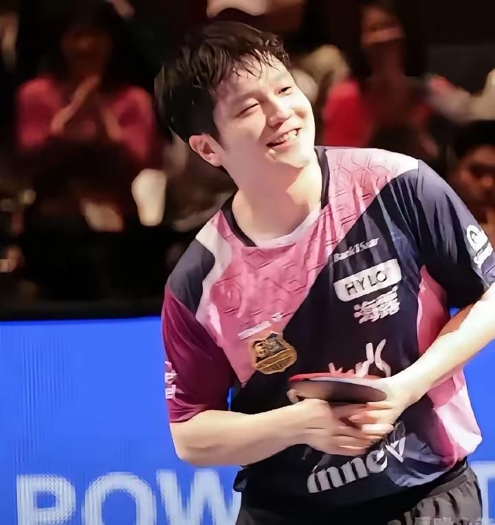 樊振东的笑像冬日里的暖阳，能驱散周围的寒冷，让人看到静待花开的曙光。祝福