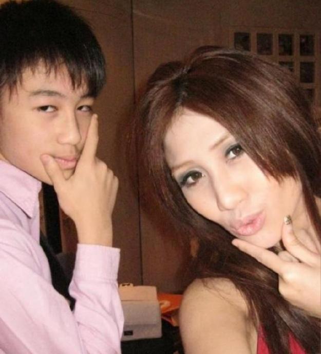 何猷君娶的奚梦瑶比他大，何超盈嫁的辛奇隆比她小，他们两对夫妻都是姐弟恋。目前看，