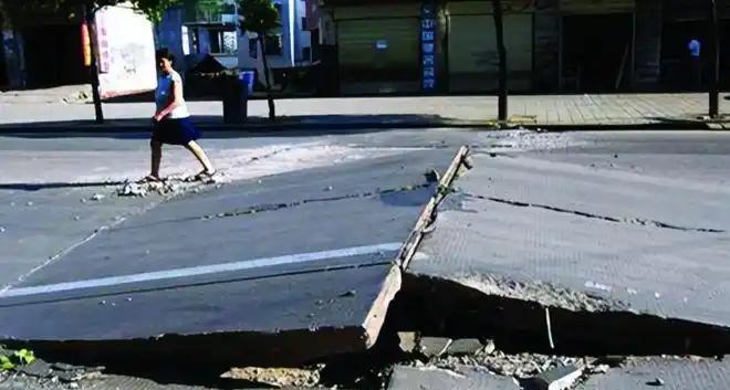 河南水泥路热“炸”，天太热还是设计施工有缺陷？最近，河南睢县一段道路因高温突