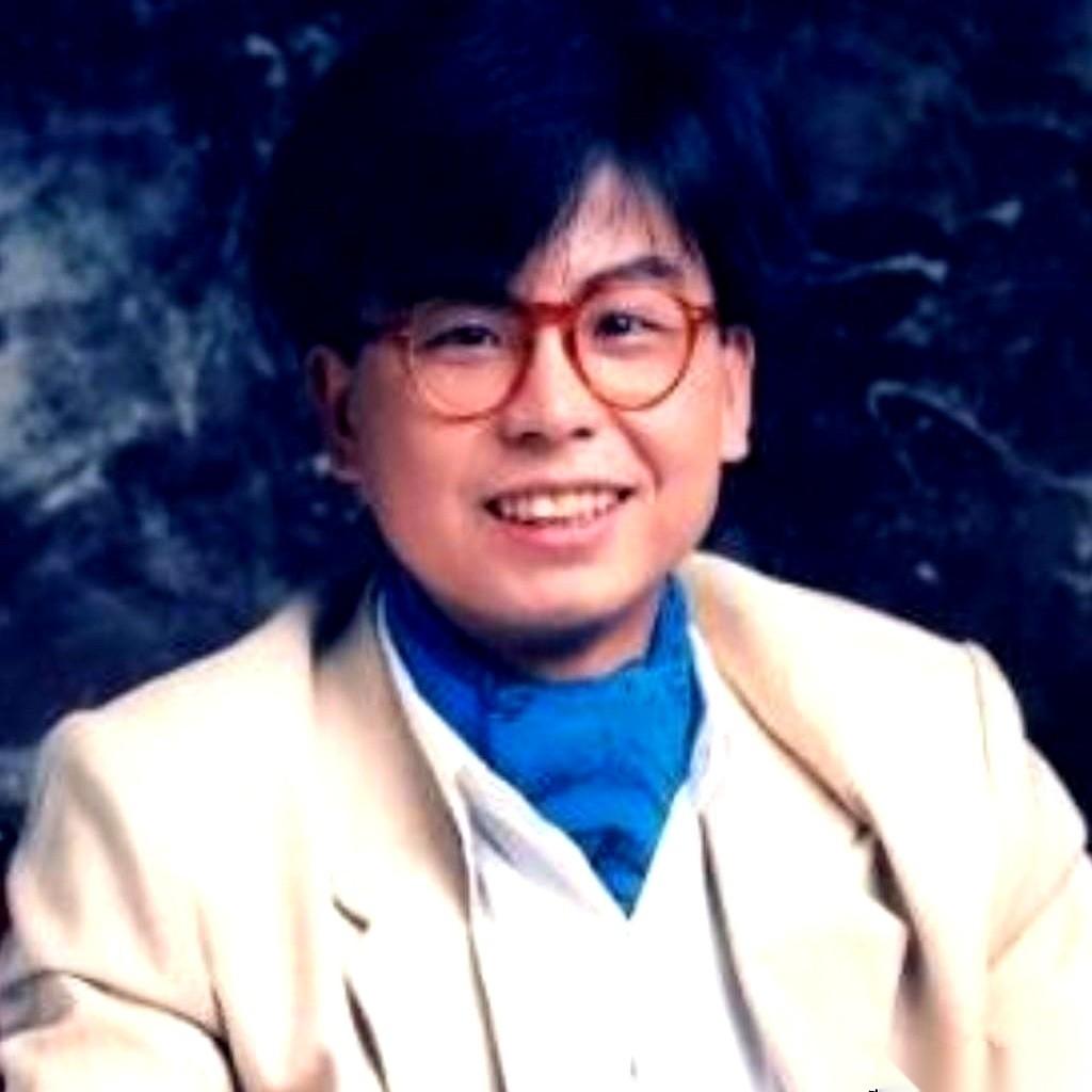 你知道周星驰电影里，那个戴着眼镜、傻乎乎的“细龟”黄一山，是香港中文大学学士、英