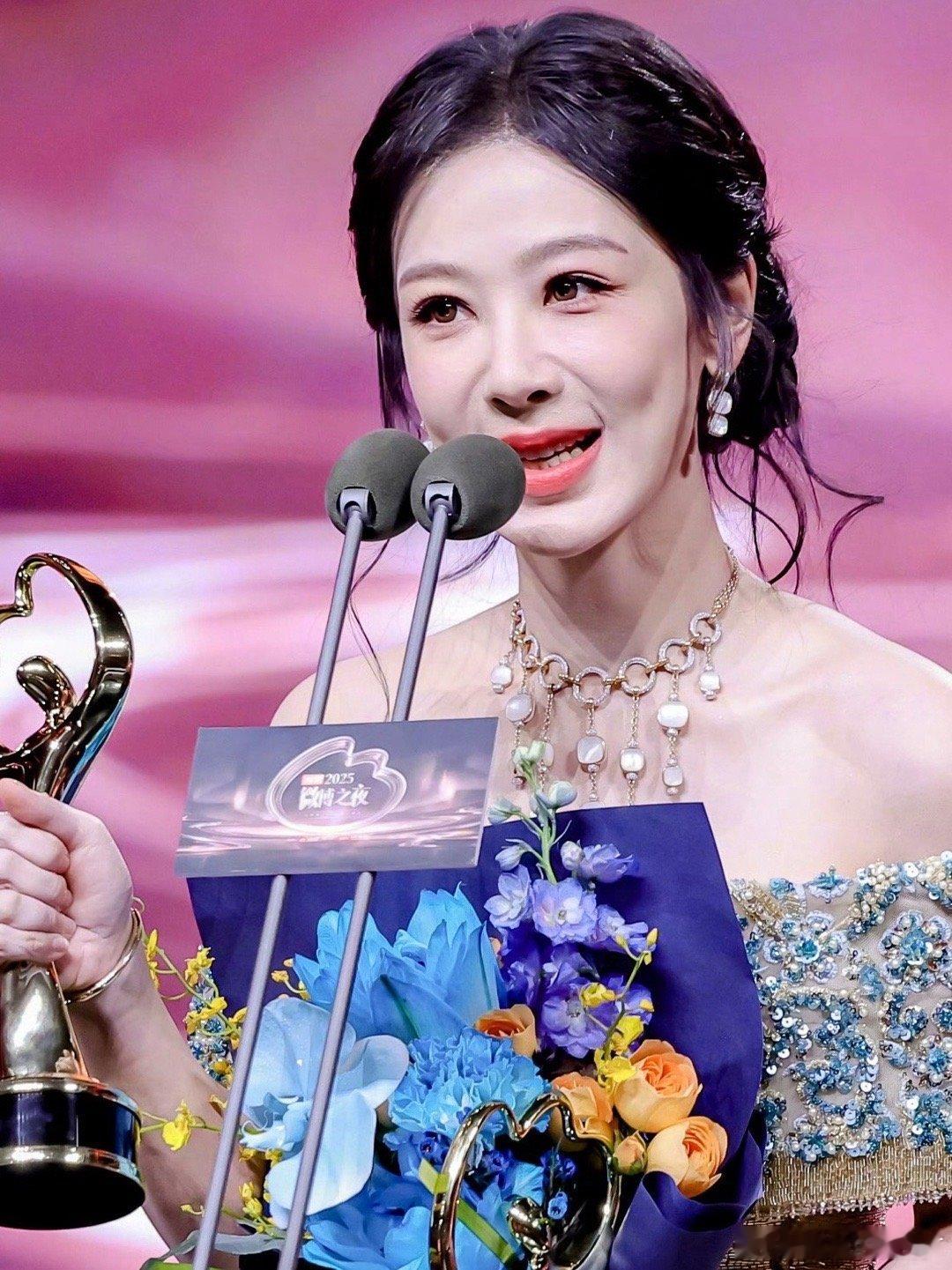 看得出来“馒”“观众离场”这些词都很精准的戳到字谜的心窝了呀很想甩给纯天然大美女