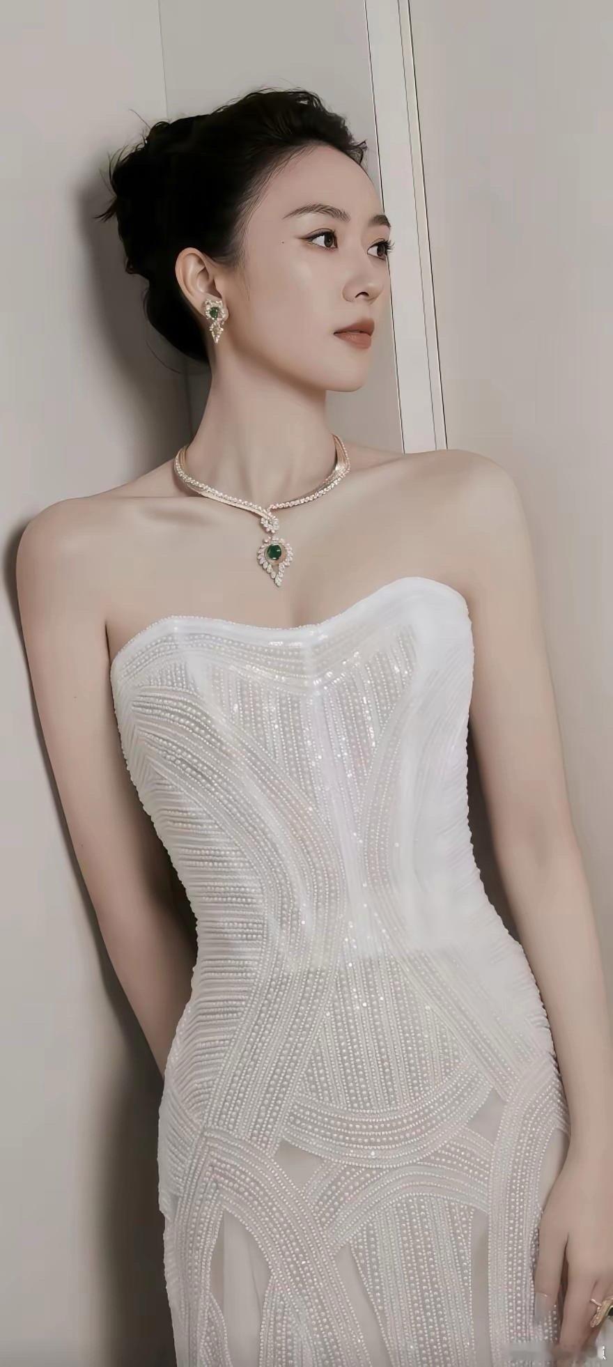 童瑶一袭金色亮片裙惊艳亮相，优雅又迷人，宛若从童话里走出的公主，美到挪不开眼！