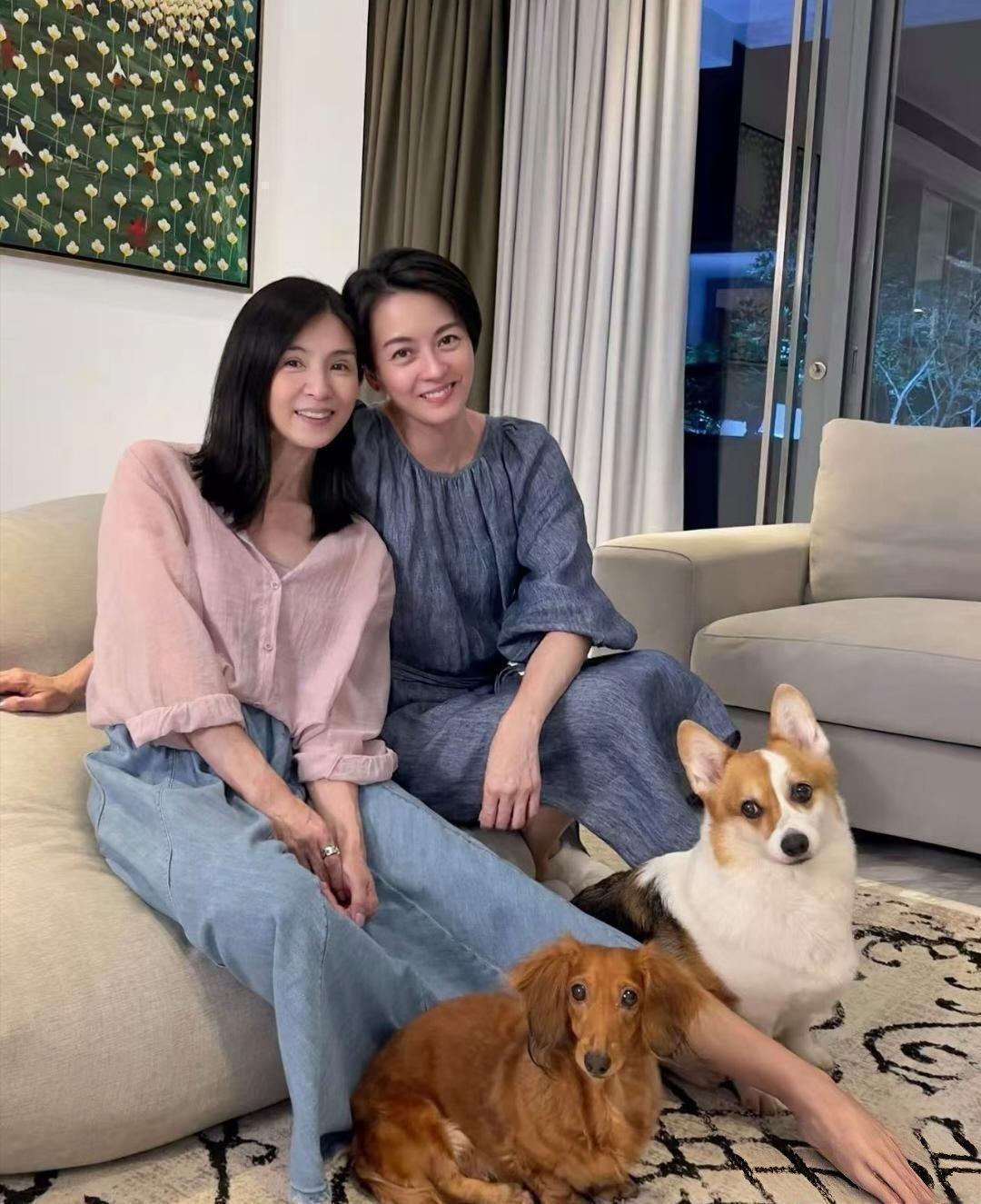 49岁的梁咏琪最近现身新加坡⁠，去好友杨采妮家⁠串门。杨采妮完全是素颜出镜，一头