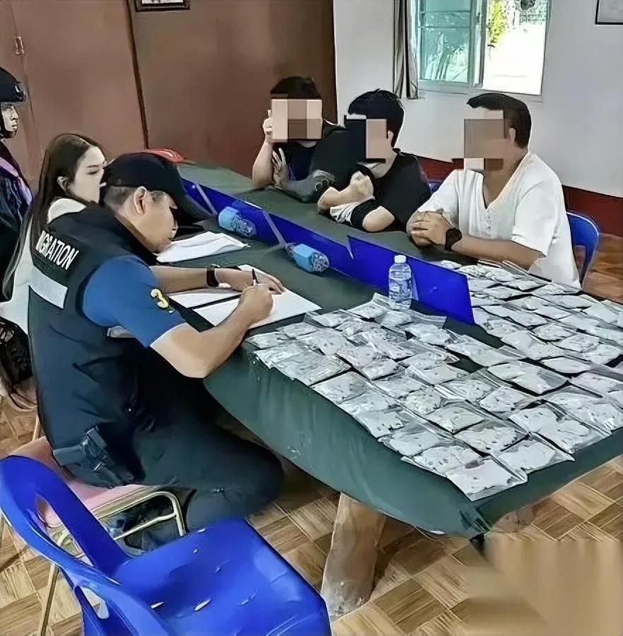 泰国传来的消息，我直接懵了。3个国人在泰柬边境被拦，行李里翻出8000张