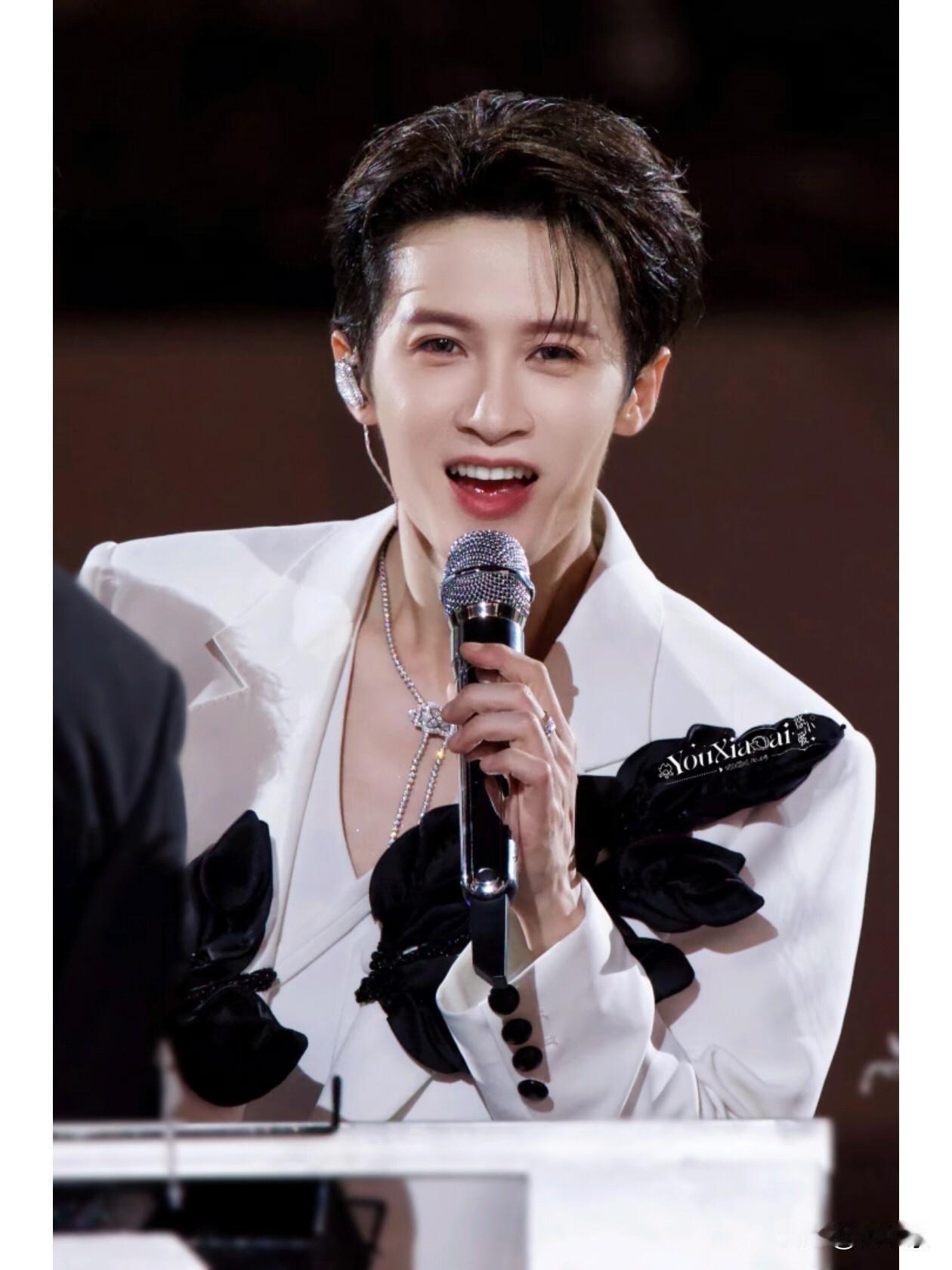 檀健次没背景没靠山，硬是靠粉丝捧成资源王！檀健次最近真是开挂了！新剧《何不同舟