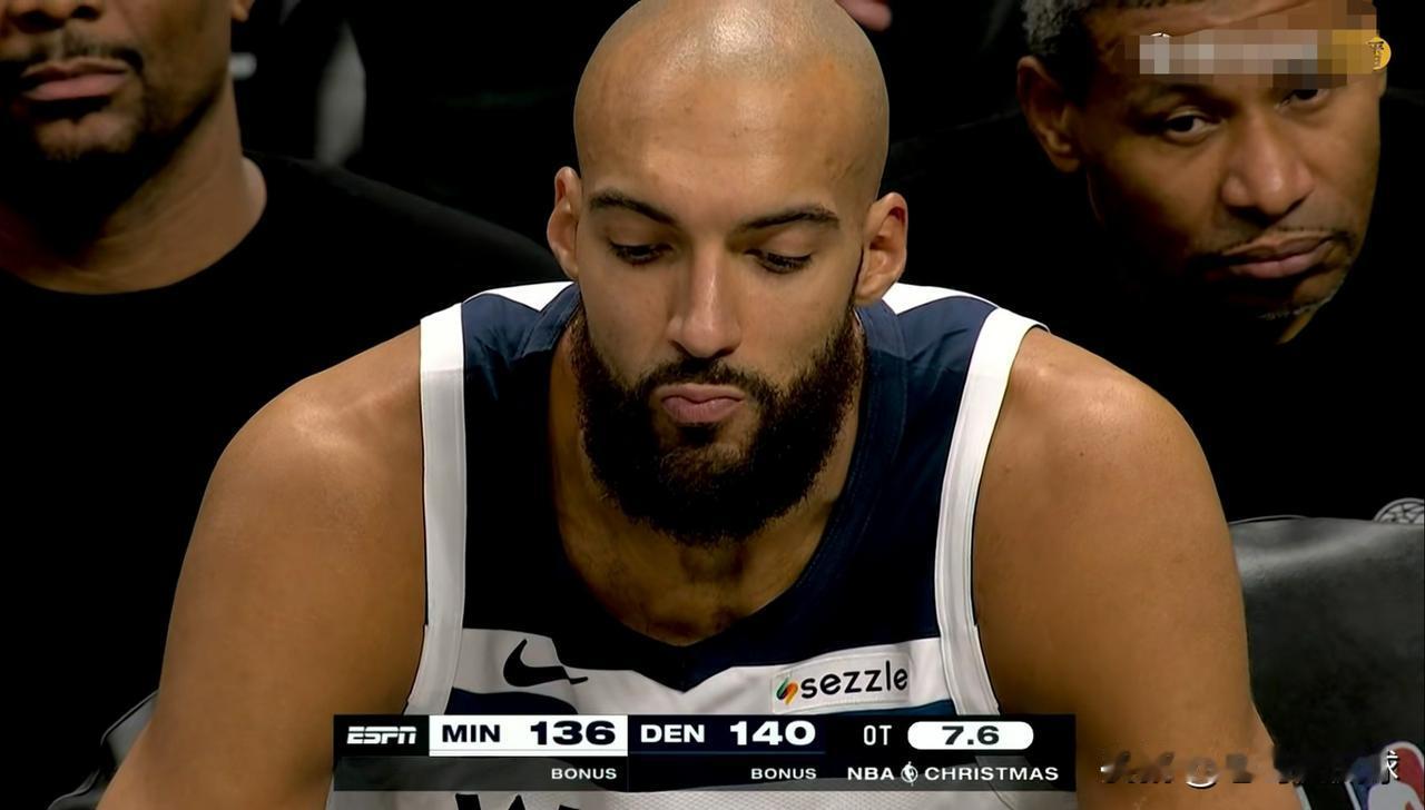 森林狼当家中锋戈贝尔真是太落寞了！在今天森林狼客场挑战掘金的圣诞大战中，当时距离