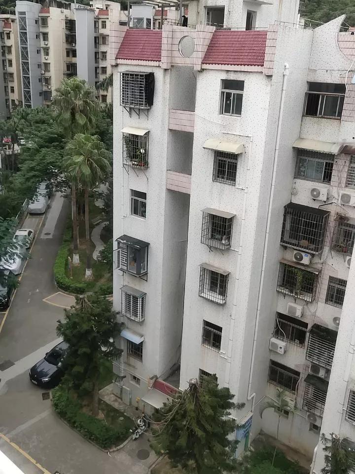 房子又降价了，这次降了20万，这跌势何时是个头啊。刚接到同学电话，她那套房子又