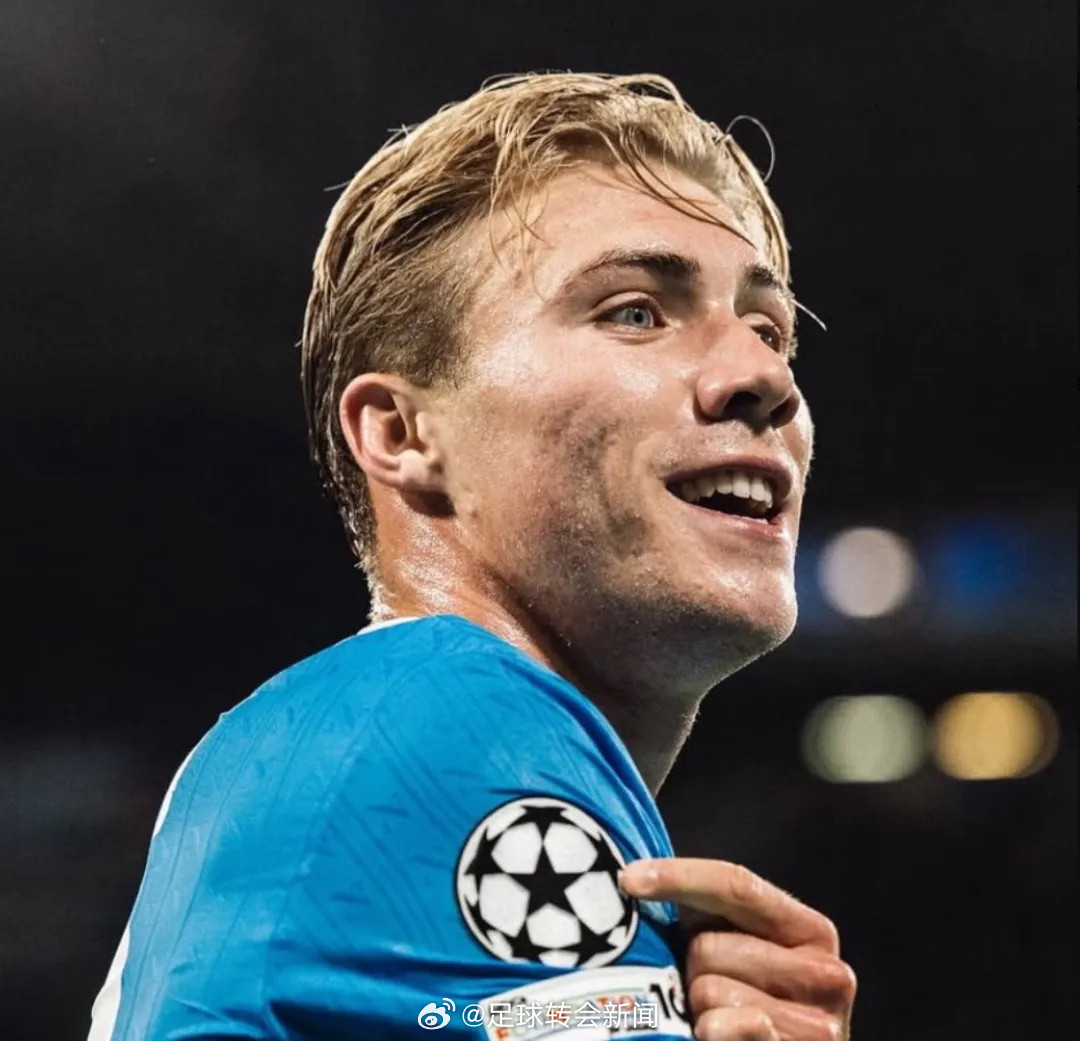 卡罗马诺消息，曼联乐观可以在今夏通过出售霍伊伦德以及拉什福德回收8000万欧元的